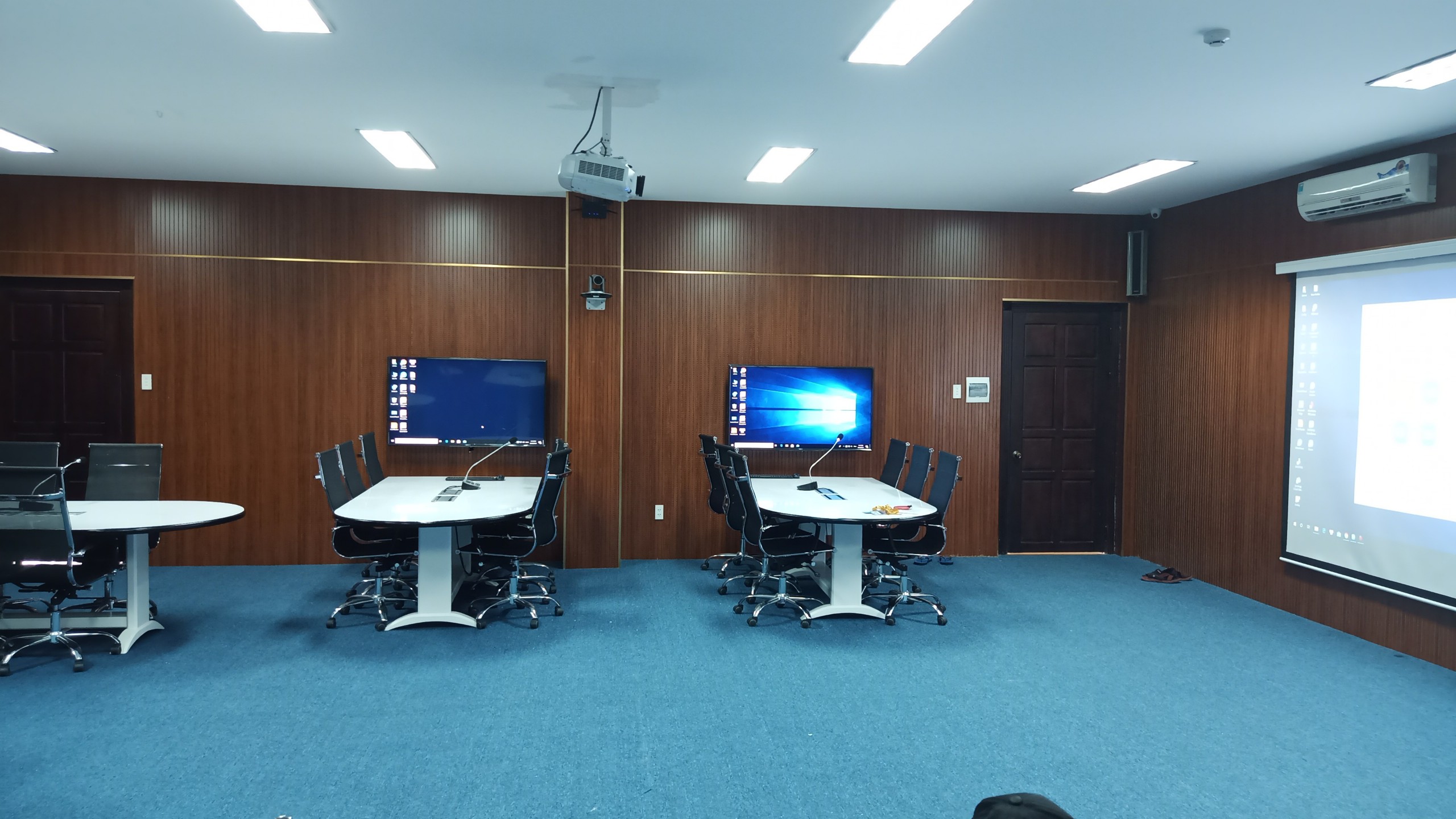 lắp đặt màn hình tương tác