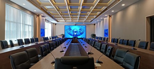 Bộ thiết bị phòng họp trực tuyến hiện đại đầy đủ gồm camera, micro, loa, màn hình và MCU