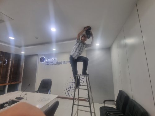 Kỹ thuật viên lắp đặt thiết bị phòng họp trực tuyến cho doanh nghiệp