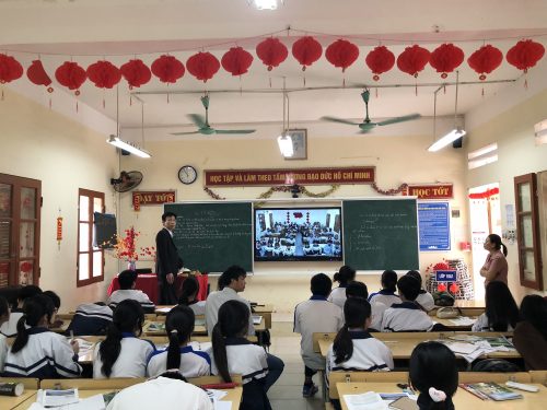 Màn hình tương tác thông minh cảm ứng được dùng trong lớp học