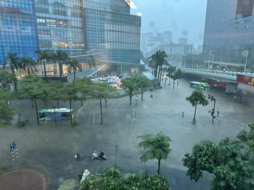Mưa bão ùa về mang đến nhiều rủi ro và thách thức cho hoạt động doanh nghiệp