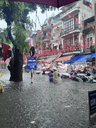 Ngập lụt ở Hà Nội khiến doanh nghiệp khó duy trì hoạt động bình thường