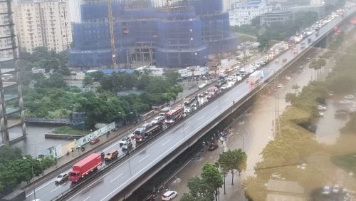 Ngập lụt ở Hà Nội khiến giao thông tê liệt trên nhiều tuyến phố